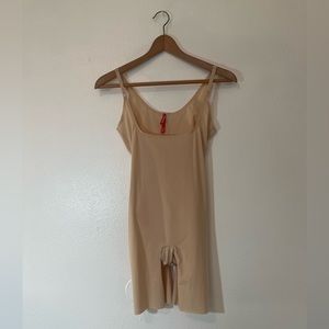 SPANX- tan/nude full body mid thigh shapewear size M Never Worrn